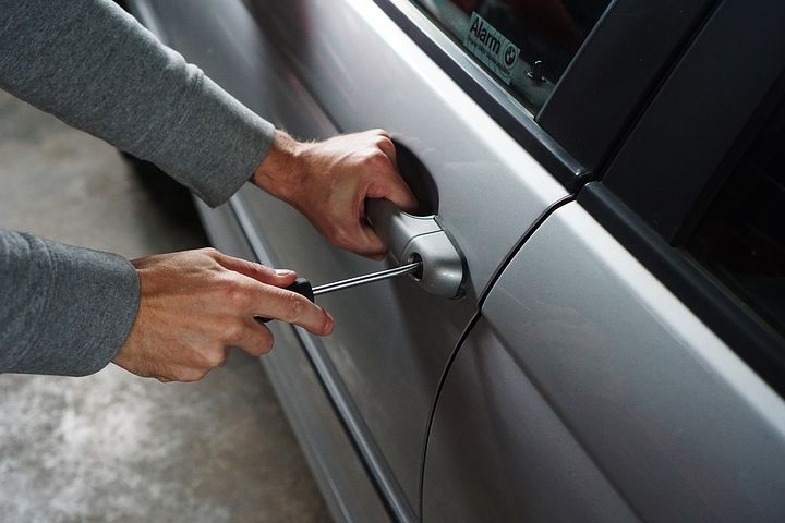 Broken-Car-Key-Extraction--in-Surprise-Arizona-broken-car-key-extraction-surprise-arizona.jpg-image
